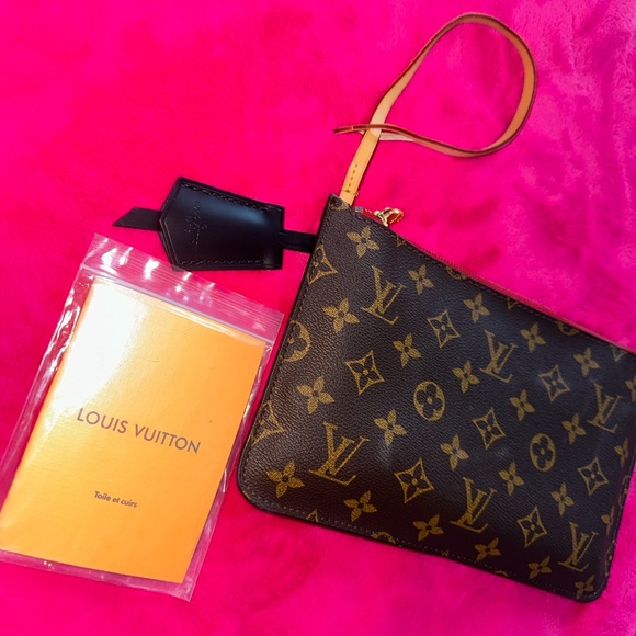AUTHENTIC LOUIS VUITTON wrist bag/ wristlet. New - Picture 4 of 7